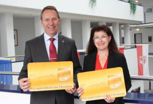Landrat Jochen Hagt und Sylvia asmussen, Leiterin der Ehrenamtsinitiative Weitblick, werben für die Ehrenamtskarte. (Foto: OBK)