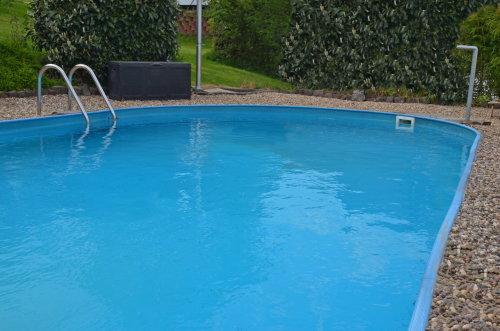 Bevor der Badespaß beginnen kann, sollten Besitzer von privaten Schwimmbecken und Pools das Schwimmbad-Abwasser umweltgerecht entsorgen. (Foto: OBK)