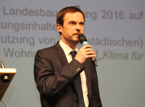 Referent Dr. Michael Schleich nahm für das zuständige Ministerium für Heimat, Bauen, Kommunales und Gleichstellung des Landes NRW Stellung. (Foto: OBK)