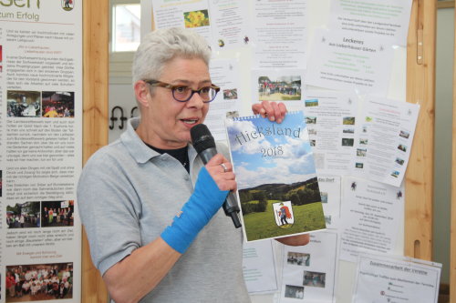 Zur Nachahmung geeignet: Gabi Graf von der Dorfgemeinschaft Lieberhausen regt unter anderem einen Dorfkalender an, der auch über die Grenzen des "Hickslandes" hinaus gut ankommt und die Dorfkasse füllt. (Foto: OBK) 