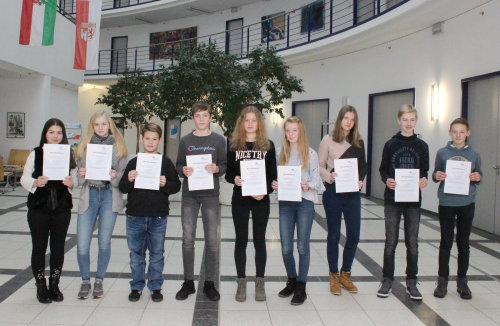 Am Ende des Tages erhielten alle Schülerinnen und Schüler, die einen Tag in die Kreisverwaltung geschnuppert haben, ein Zertifikat (Foto: OBK).