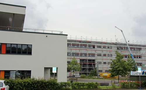 Der Erweiterungsbau wird in unmittelbarer Nachbarschaft der bestehenden Akademie Gesundheitswirtschaft und Senioren an der Steinmüllerallee errichtet.(Foto: OBK)  