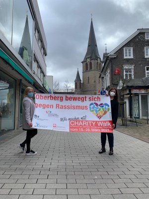 Saskia Herzhof (l.) und Ingrid Forsting (r.) werben für die Teilnahme am Charity Walk gegen Rassismus (Foto: Caritasverband für den Oberbergischen Kreis e.V.)