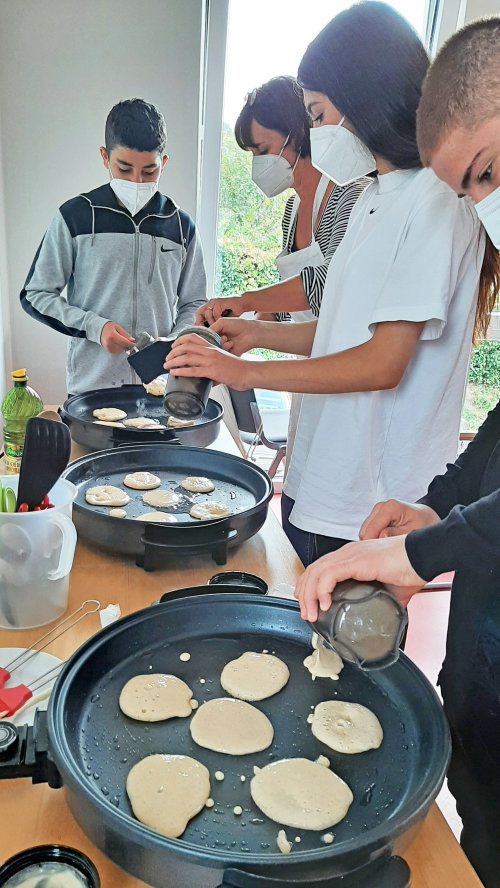 Bei der Ferienaktion in Wiehl konnten die Teilnehmenden mit Hilfe des Schüttelbechers einen eigenen Pancake-Teig herstellen, Pancakes backen und genießen. (Foto: KI OBK)