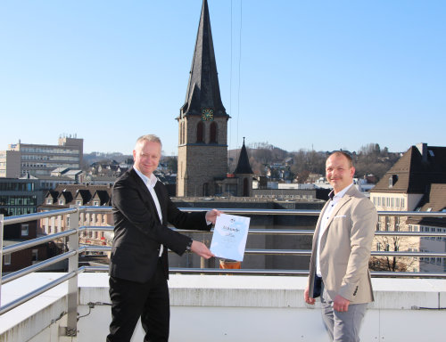 Tobias Wieber (r.) erhält von Uwe Cujai, Leiter der Wirtschaftförderung, seine Urkunde. (Foto: OBK)