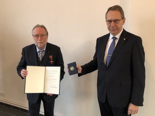 Christoph Buchen erhält das Bundesverdienstkreuz von Landrat Jochen Hagt. (Foto: OBK)