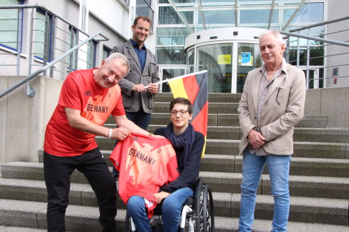 Für das "Team Deutschland" will Janina Sommer in drei Jahren bei den Paralympics in Paris kämpfen. Friedhelm Julius Beucher überreichte ihr dafür bereits das Deutschland-Trikot. (Foto: OBK) 