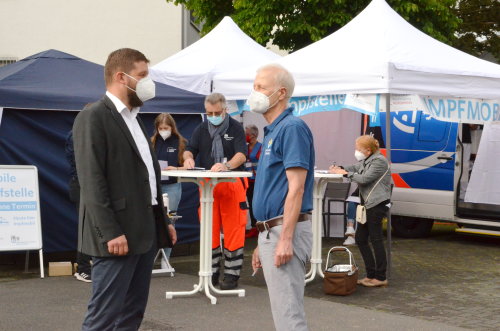 Felix Ammann (Leiter des Impfzentrums für den Oberbergischen Kreis) und der leitende Impfarzt Dr. Johannes Schlechtingen machten sich vor Ort ein Bild vom ersten Einsatz des Impfmobils. (Foto: OBK)