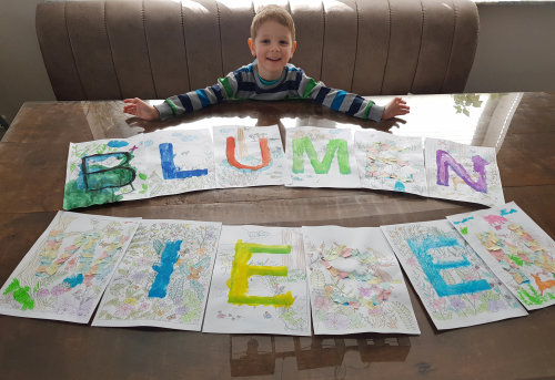 Der vierjährige Elias Enns hatte viel Spaß beim Rätselraten und Ausmalen der Buchstabenbilder. (Foto: OBK/ Nicole Enns)