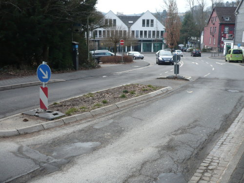 Die Wülfringhausener Straße (K48) (in Höhe Friedhofstraße) trifft auf die Hauptstraße im Wiehler Zentrum. Die Sperrung betrifft zudem auch die beiden im Baufeld befindlichen Parkplätze an der Wülfringhausener Straße. (Foto: OBK)  