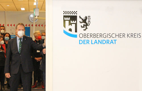 Landrat Jochen Hagt schloss die Eingangstür des Impfzentrums des Oberbergischen Kreises. (Foto: OBK)