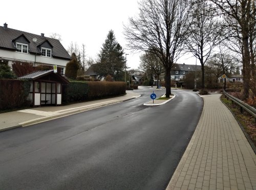 Die K 48 im Einmündungsbereich Schulstraße: etwa 80 % der gesamten Baustrecke sind fertig gestellt. (Foto: OBK)