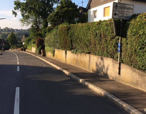Schadhafte Teile der Stützmauer an der K 18 (Scharder Straße) werden ersetzt. (Foto: OBK) Schadhafte Teile der Stützmauer an der K 18 (Scharder Straße) werden ersetzt. (Foto: OBK)