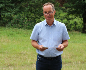 Der Umweltdezernent des Oberbergischen Kreises Frank Herhaus erklärt, dass den landwirtschaftlichen Betrieben nach Begutachtung von möglichen Nutzflächen geeignete Pakete für den Vertragsnaturschutz zur Verfügung gestellt werden. (Foto: OBK)
