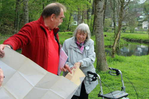 Der kleine Kurpark an der Wiehlaue entwickelt sich weiter. Die Pläne dazu erläutern Udo Kolpe und Gerda Grümer (Gemeinnütziger Verein Oberwiehl e.V.). (Foto: OBK)
