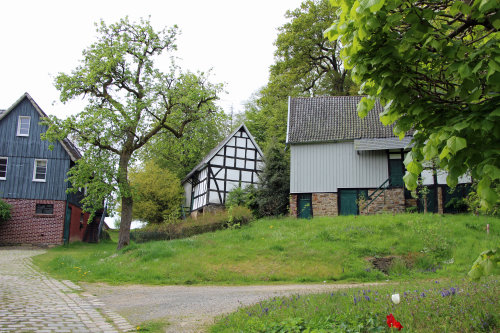 Das Zusammenspiel aus alter und neuer Architektur prägen das Dorfbild in Benroth. (Foto OBK)
