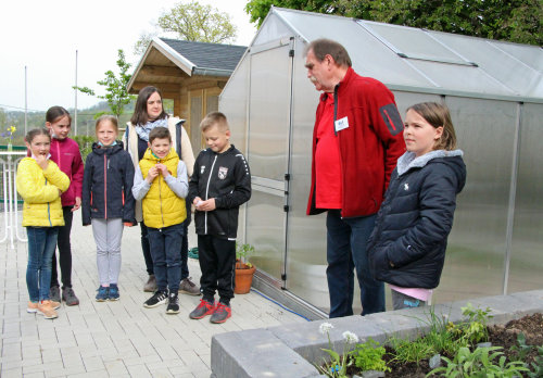 Den Garten an der Oberwiehler Grundschule pflegen Schülerinnen und Schüler. Schulleiterin Nadine Safarik-Rohr und Udo Kolpe (Gemeinnütziger Verein Oberwiehl e.V.) unterstützen das Projekt. (Foto: OBK) 