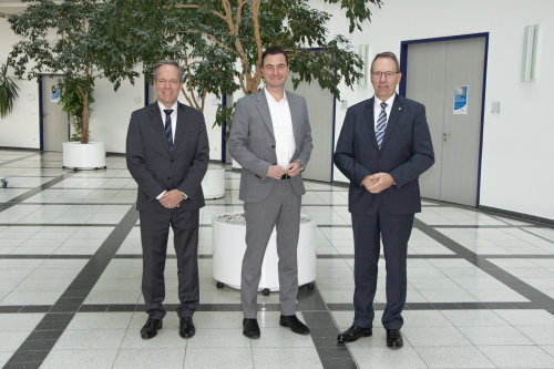 Kreisdirektor Klaus Grootens (links), Regierungspräsident Dr. Thomas Wilk (Mitte) und Landrat Jochen Hagt (rechts) im Kreishausfoyer. (Foto: OBK)