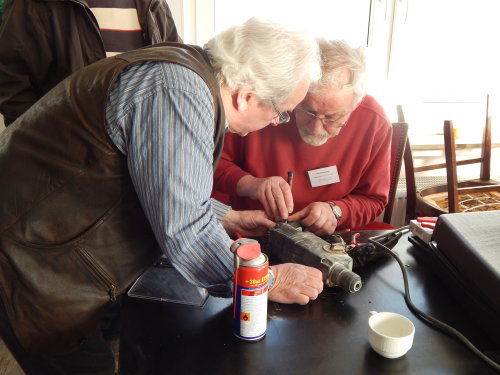 Reparieren statt wegwerfen: die ehrenamtlich Tätigen in den Repair Cafés der Ehrenamtsinitiative Weitblick des Oberbergischen Kreises helfen gerne. (Foto: OBK)
