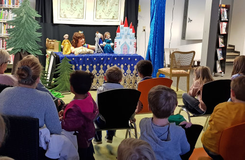 Das Figurentheater „Papperlapupp!“ mit Esther Ribera begeisterte kleine und große Zuschauer mit dem Stück „Die zweite Prinzessin“. (Foto: OBK)