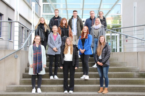 Zum 01. Oktober 2022 starteten zwölf junge Leute in die Ausbildung beim Oberbergischen Kreis. Die Azubis absolvieren ihre Lehre im Rettungsdienst oder ihr Duales Studium im Allgemeinen Sozialen Dienst. (Foto: OBK)