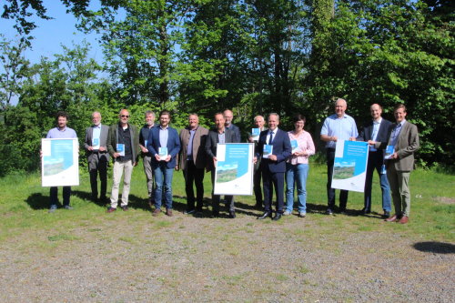 Damit der oberbergische Wald wieder grün wird: Der Arbeitskreis unterzeichnete eine gemeinsame Vereinbarung zur Wiederbewaldung. (Foto: OBK)
