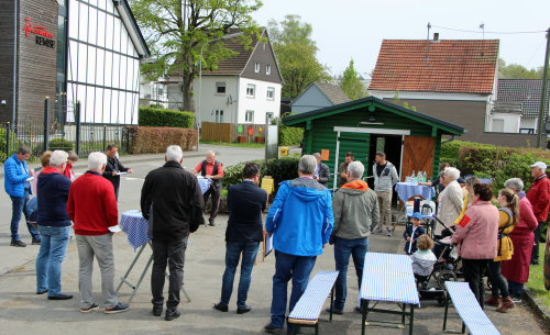 Vorstellung des Dorfes und seiner Projekte auf dem Hübender Dorfplatz vor der Kutschenremise. (Foto: OBK) 