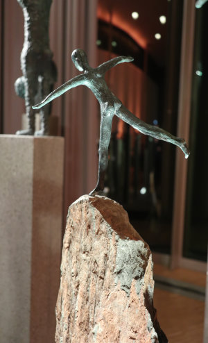 Ute Hölschers Bronzeplastik "Der Gratwanderer". (Foto: OBK)