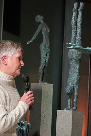 Preisträgerin Ute Hölscher stellte dem Publikum ihre Bronzeplastiken vor, mit dem zentralen Thema "Mensch". (Foto: OBK)