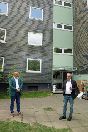 Kreisdirektor Klaus Grootens (r.) und der Bürgermeister der Stadt Bergneustadt Matthias Thul (l.) waren bei der Räumung des Mehrfamilienhauses vor Ort. (Foto: OBK)