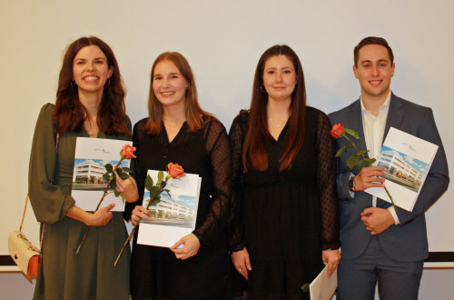 Freuen sich über ihren erfolgreichen Notfallsanitäter-Abschluss in der Jahrgangsklasse 11/2020 (v.l.): Luisa Haupt, Maike Friederichs, Clara Krolewski und Tim Sommer. (Foto: OBK)