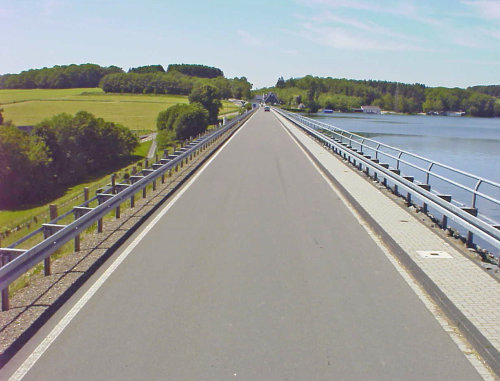 Der Gehweg des Beverdamm vor der Baumaßnahme im April 2023. (Foto: OBK).jpg