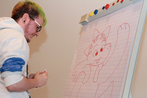 Student und Pino-Erfinder, Colin Biltgen, skizziert den kleinen Drachen (Foto: OBK)