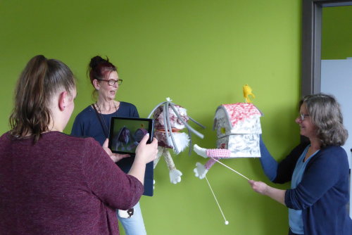 Die Teilnehmerinnen produzierten kindgerechte Videos mit ihren selbst gefertigten Klappmaulpuppen. (Foto: OBK)