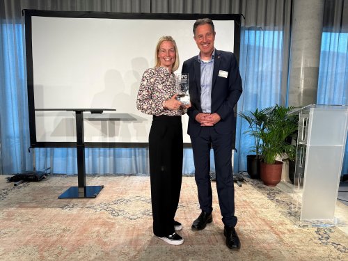 Projektleiterin Dr. Jessica Möltgen und Gesundheitsdezernent Ralf Schmallenbach nahmen den Preis entgegen. (Foto: OBK)
