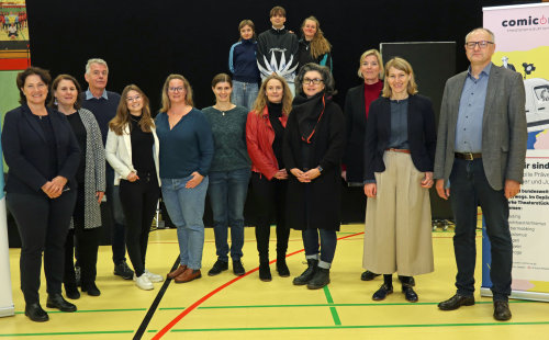 Die Steuerungsgruppe der OMI stärkt mit ihren Kooperationspartnern die  Medienkompetenz an Grund- und Förderschulen, hier mit der Theateraufführung "r@usgemobbt" der Projektgruppe "Comic ON!" an der Löwengrundschule in Hückeswagen (Foto: OBK)