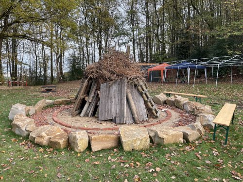 Diese Feuerstelle ist neuer Mittelpunkt des Dorfplatzes in Gummersbach-Lobscheid und wurde ebenfalls mit Geldern aus der Förderrichtlinie Oberbergische Dörfer finanziert. (Foto: OBK)