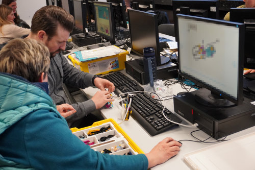Beim LEGO®-Roboter-Workshop lernten die Grund- und Förderschullehrkräfte die vielfältigen Einsatzmöglichkeiten für den Unterricht in den MINT-Fächern kennen (Foto: OBK)