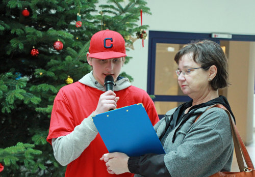 Der 15-jährige Justin übernahm in diesem Jahr souverän die Moderation des Weihnachtskonzerts im Kreishaus, unterstützt von Schulleiterin Lydia Follmann. (Foto: OBK)