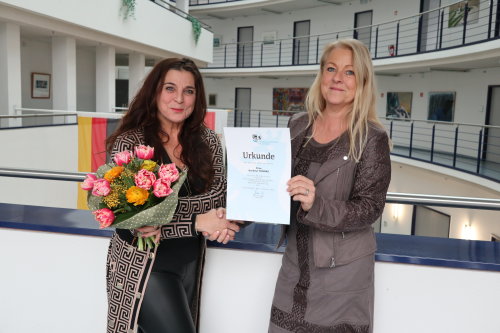 Birgit Hähn (Ordnungs-Dezernentin) überreicht Hariklia Thomas die Urkunde für ihr 25. jähriges Dienstjubiläum. (Foto: OBK)