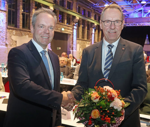 Nach seiner Wiederwahl zum Kreisdirektor nimmt Klaus Grootens (l.) die Glückwünsche von Landrat Jochen Hagt entgegen. (Foto: OBK)