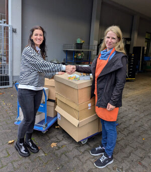 Corina Piater (re.) nimmt die Spende von Hanna Pallach (li.)entgegen. (Foto: OBK)