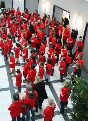 Animierten zum Mitsingen: die "Minis" und die "Maxis" der Helen-Keller-Schule. (Foto: OBK)
