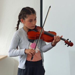 Die Grundschülerin Nujen Kut sorgte für eine hochkarätige musikalische Begleitung der Feierstunde. (Foto: OBK)  
