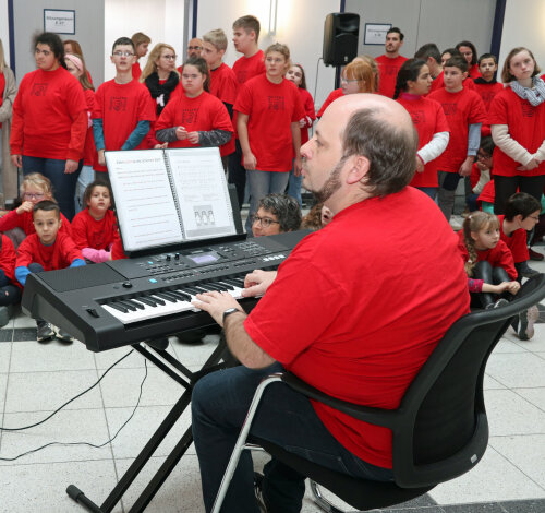Chorleiter Sebastian Timpe begleitete die "Minis" und Maxis" am keyboard. (Foto: OBK)    