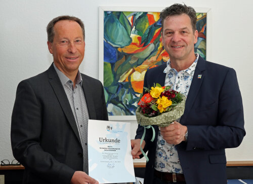 Frank Herhaus, Dezernent Für Planung, Regionalentwicklung und Umwelt gratuliert Jens Eichner zu seinem 40-jährigen Dienstjubiläum (Foto: OBK)