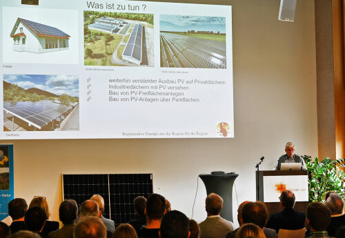 Manfred Fischer, Klimabündnis Oberberg, erläuterte das Potential des Oberbergischen Kreises bei der Energiegewinnung durch Photovoltaik. (Foto: OBK)