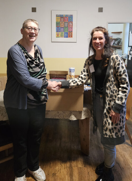 Hanna Pallach übergibt die Spende an Karola Maurer. (Foto: OBK)