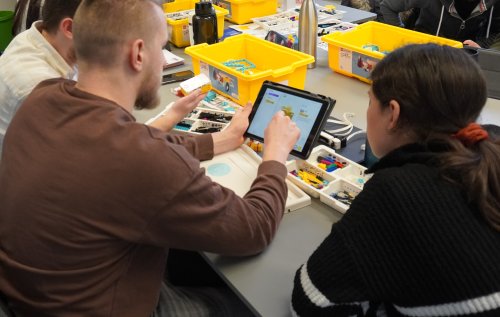 Das Programmieren können die angehenden Grundschullehrkräfte jetzt mit Hilfe der Robotik-Baukästen spielerisch im Unterricht vermitteln. (Foto: OBK)