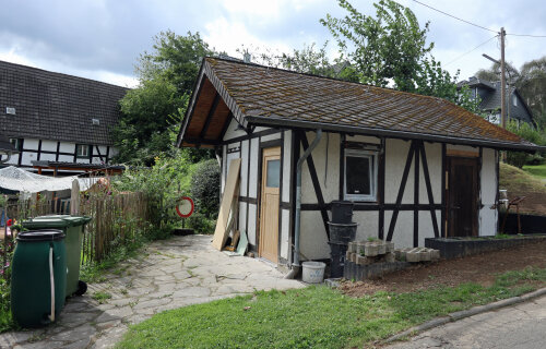 Das "Toilettenhaus" in Schönenborn ist alles andere als ein "stilles Örtchen". (Foto: OBK)